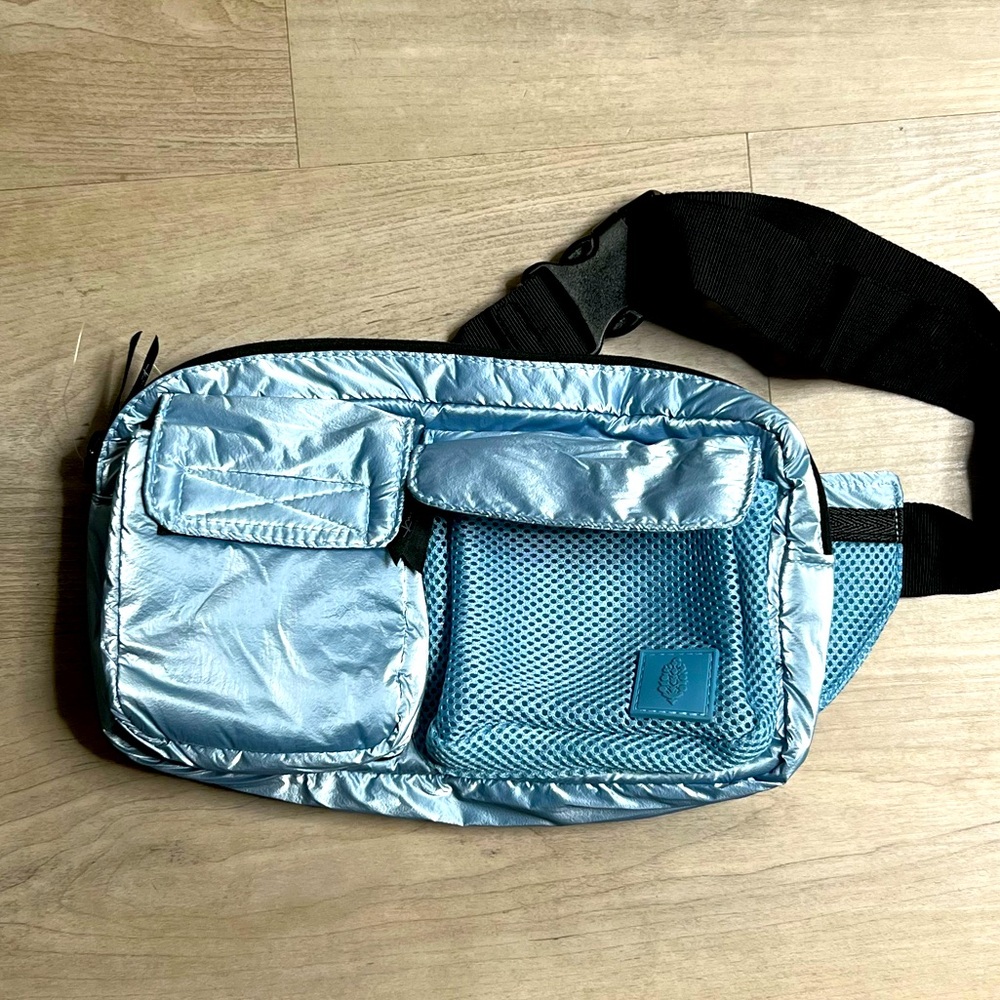 *NEW* FP Movement Courtside Cargo Sling Bag Ice Blue Metallic Belt Fanny Purse - Picture 6 of 10